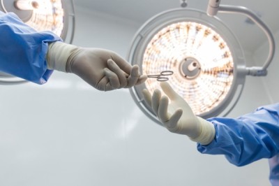 脊椎インプラント製品（スパイン）の営業職。まずは手術立会いから従事！少しずつ職務に慣れて頂きます！