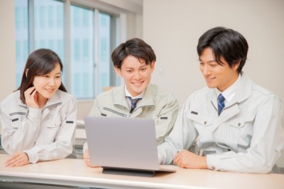 放射線治療システムのサービスエンジニア／福岡。入社後1カ月間の本社研修、約1年間のOJT研修あり！